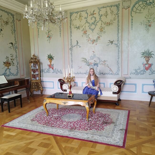 Julia Böbel auf einer Couch im Schloß
