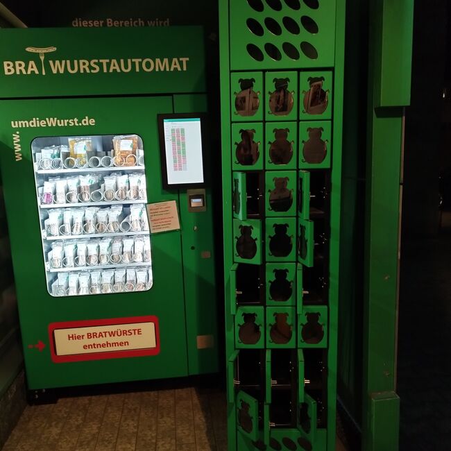Dieser BRATWURSTautomat ist Geschichte (leerer Automat)