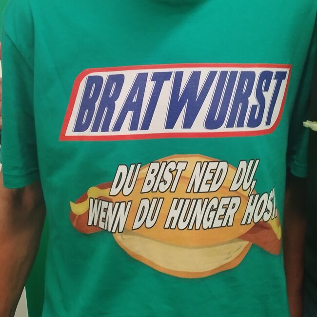 Mit BRATWURSTshirt beim Checkout