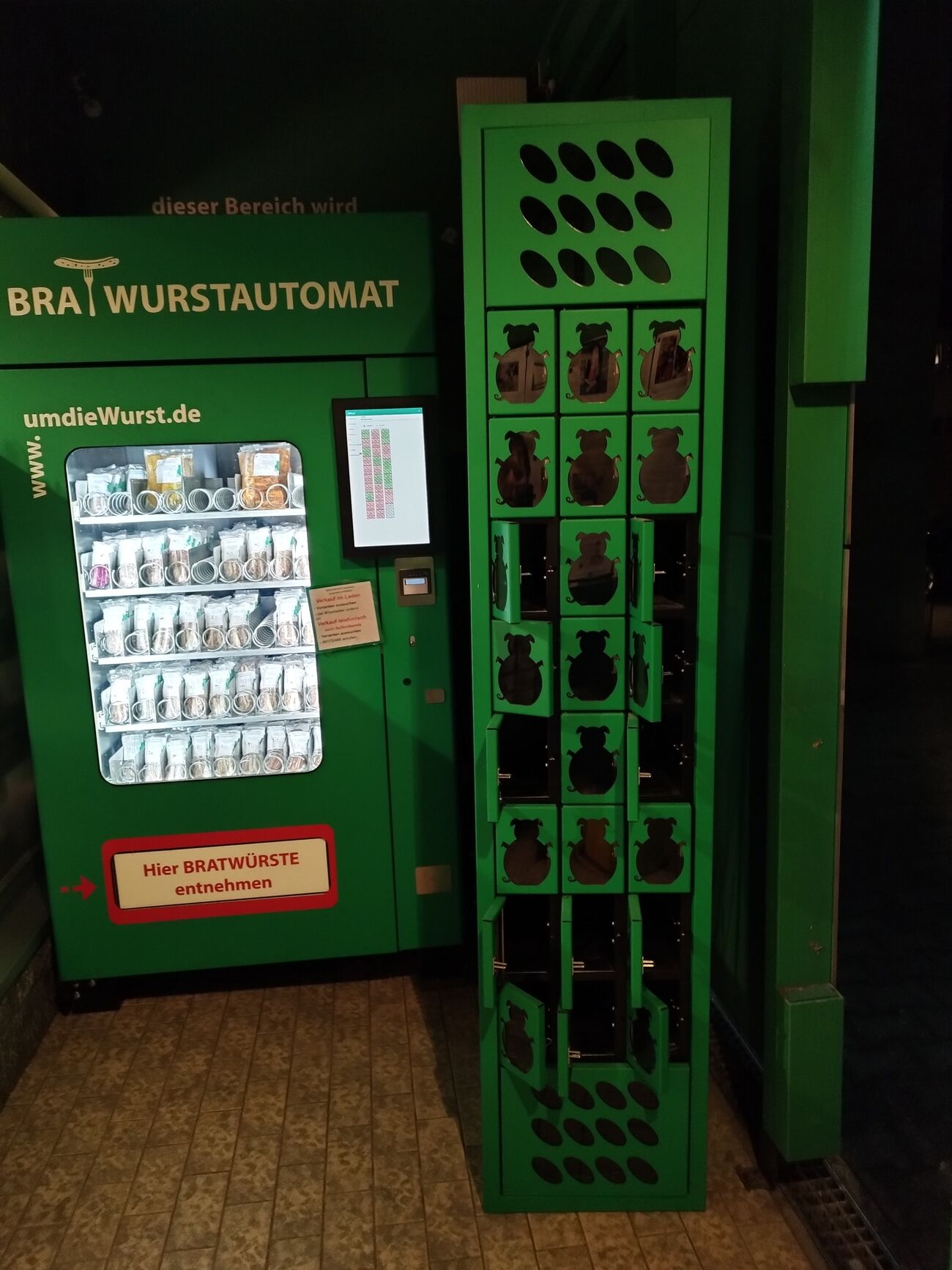 Dieser BRATWURSTautomat ist Geschichte (leerer Automat)