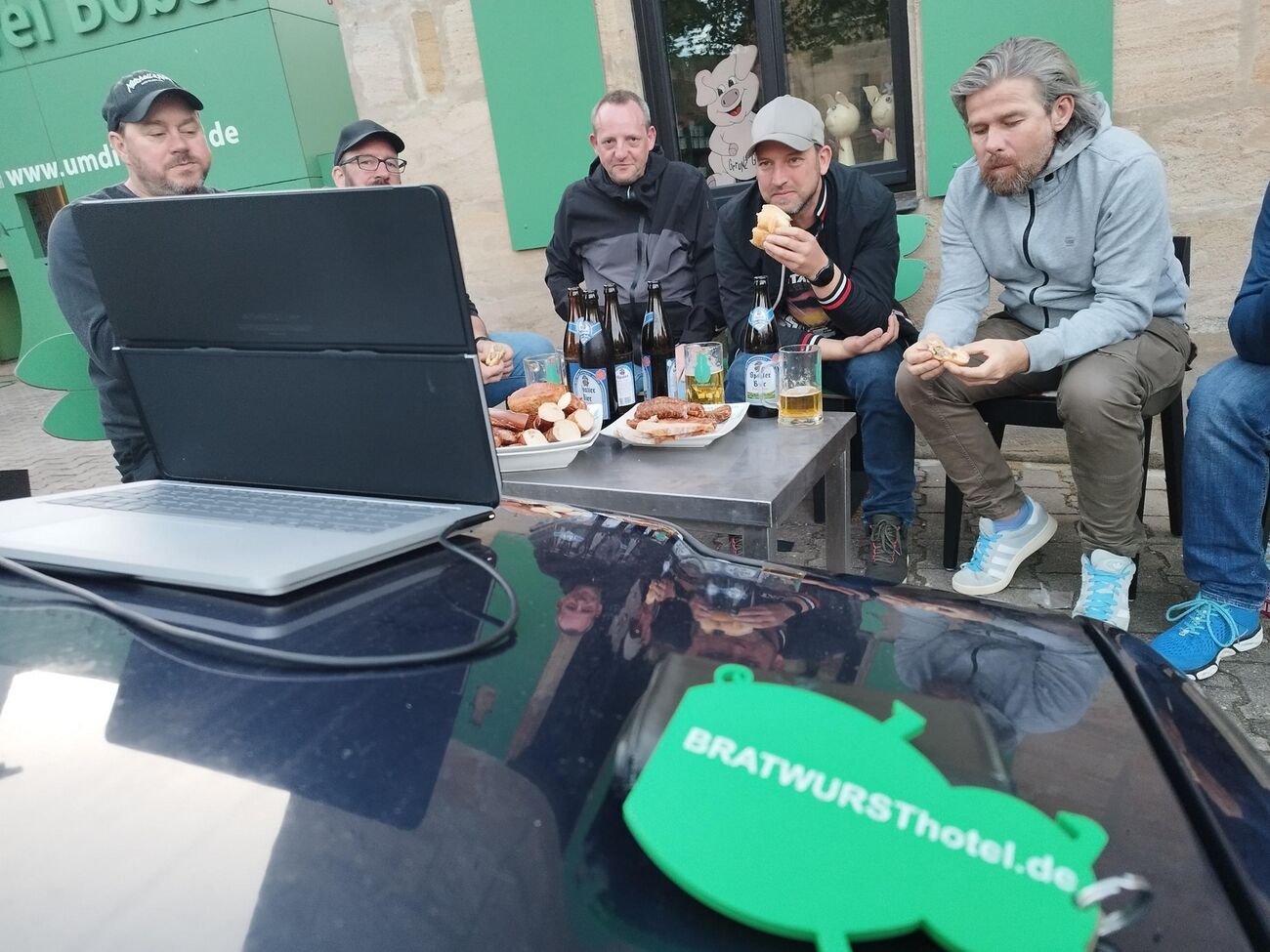 Self-made-Public-Viewing vorm BRATWURSThotel - umdieWurst.de
