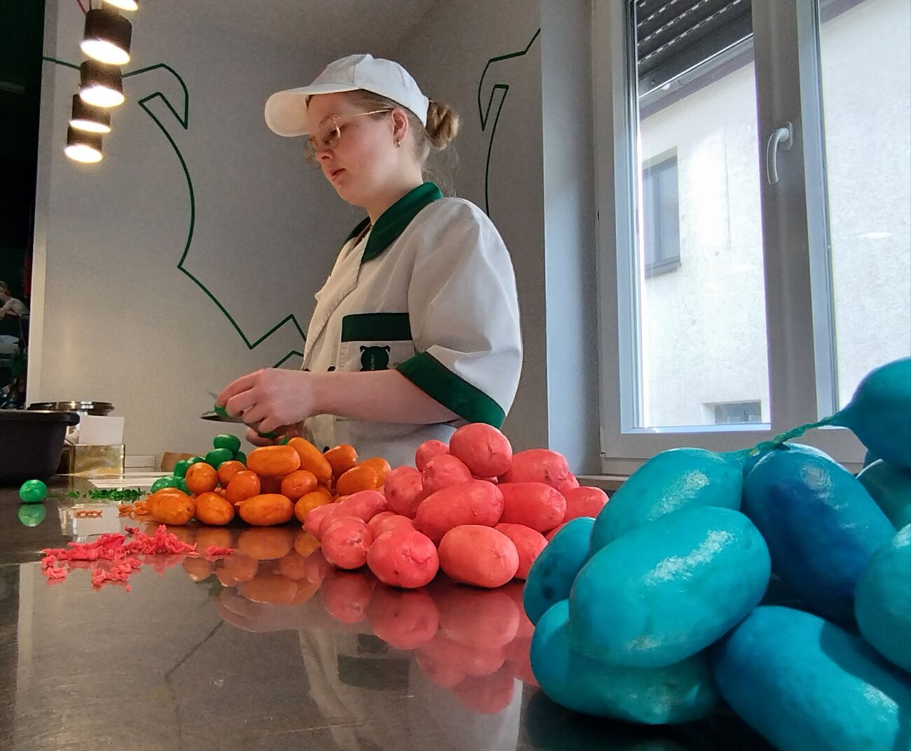 Weisswurstkonfetti rot-gelb-blau-grün