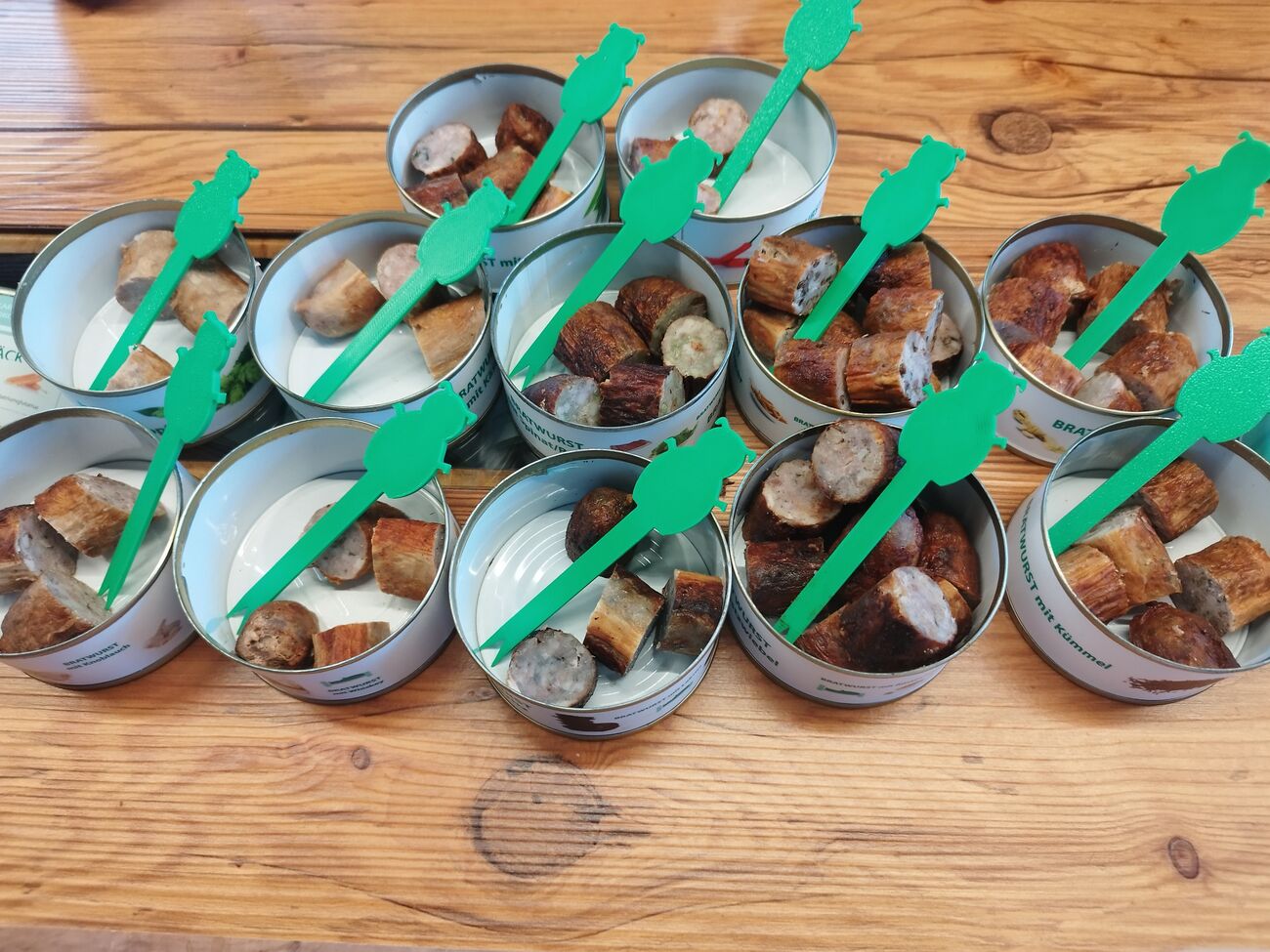 Zur stilechten Präsentation in WURSTdosen gefüllt: Frühstück im BRATWURSThotel