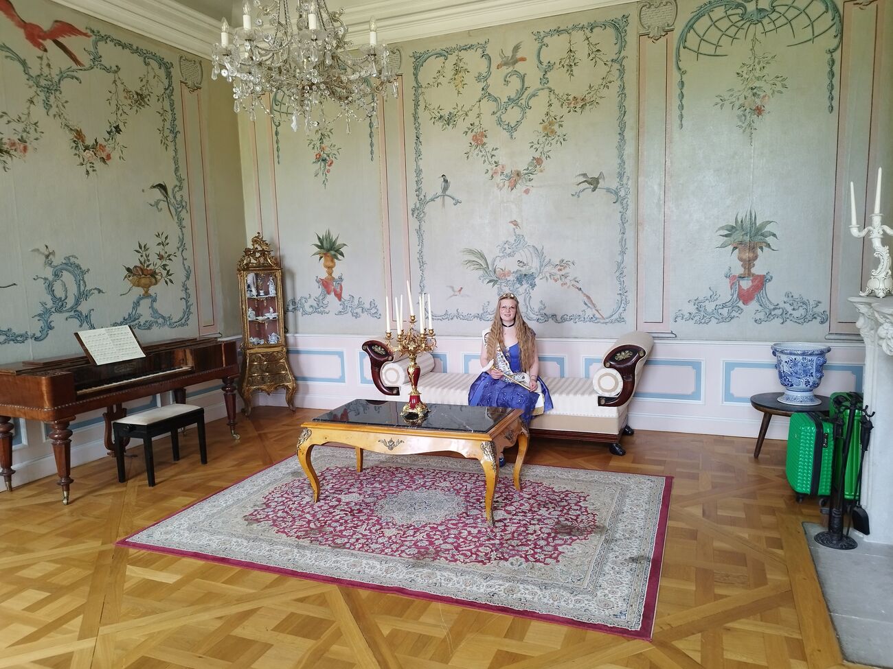 Julia Böbel auf einer Couch im Schloß