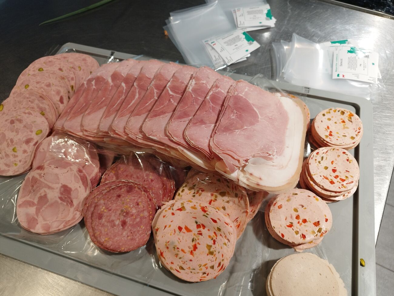 Geschnittene Aufschnittwurst für die SB-Theke
