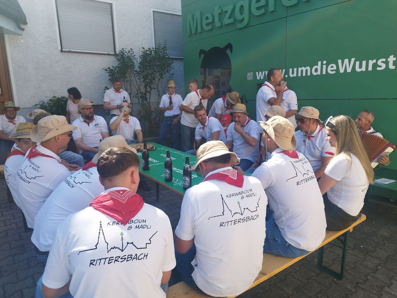 Kirchweihbuam kehren beim Böbel ein zum Gehäckbrote essen