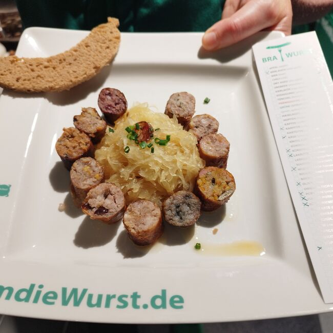 11 BRATWURSTvariationen auf einem Probierteller