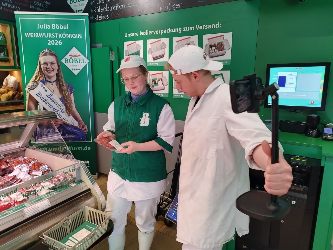 Timo Rögele filmt Selbstbedienung in der Metzgerei Böbel