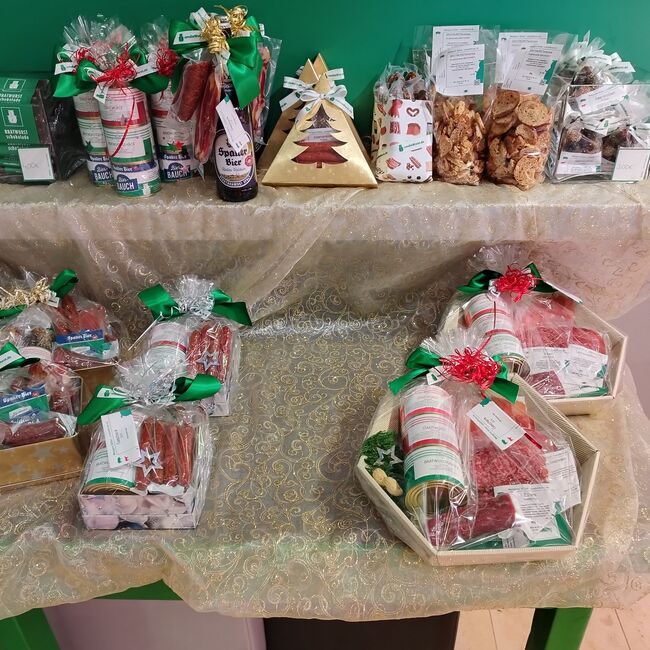 Tisch mit herzhaften Geschenkideen - umdieWurst.de