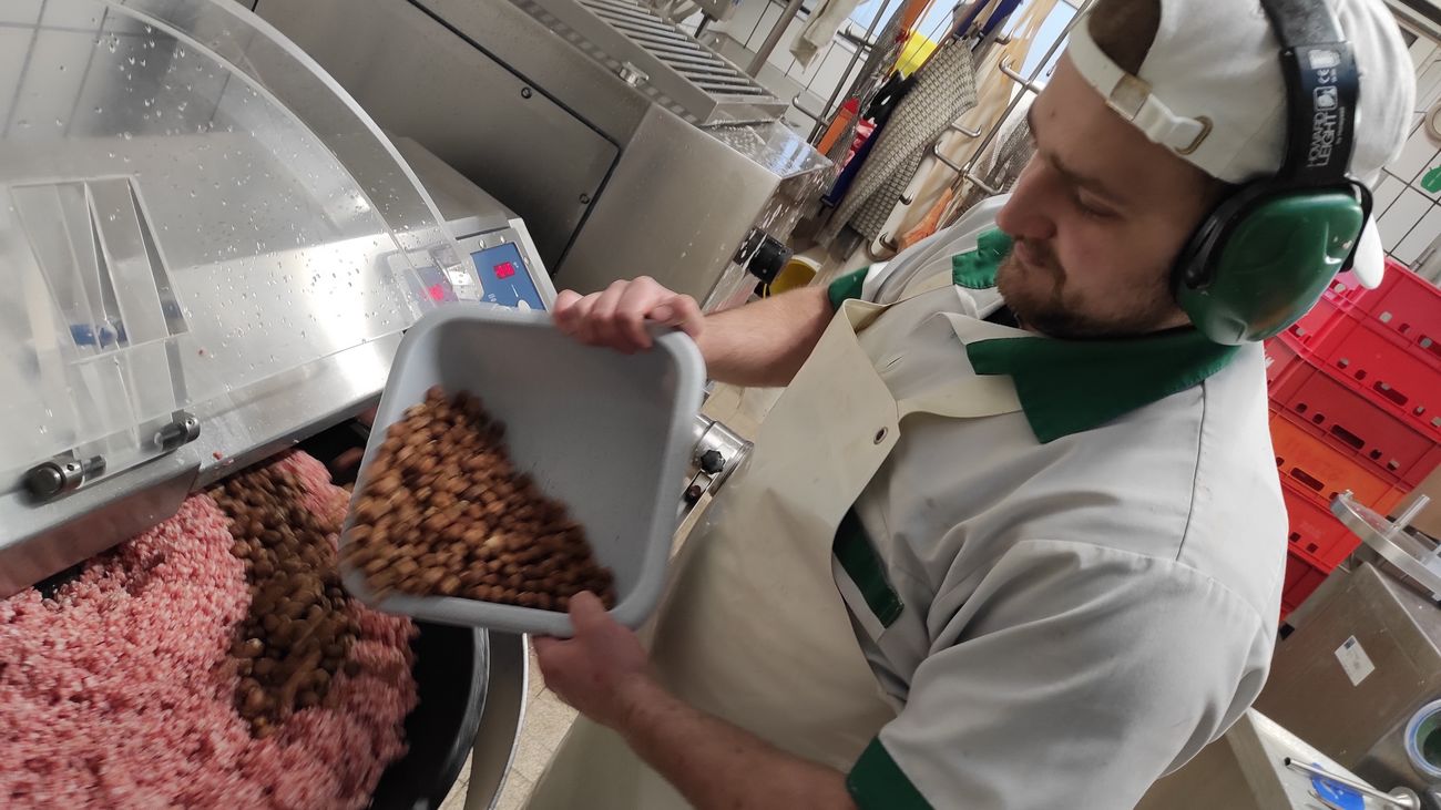 Florian stell Nusssalami her - umdieWurst.de