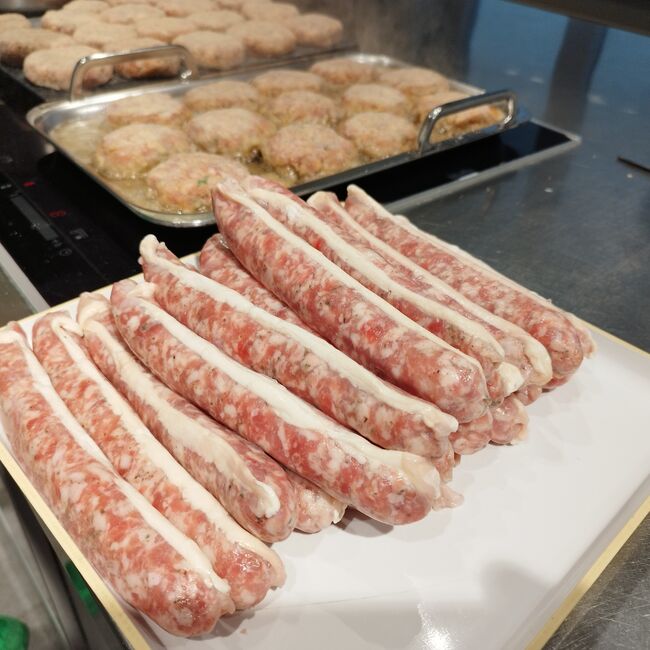 BRATWURST vor der Pfanne voll mit Fleischküchle - umdieWurst.de