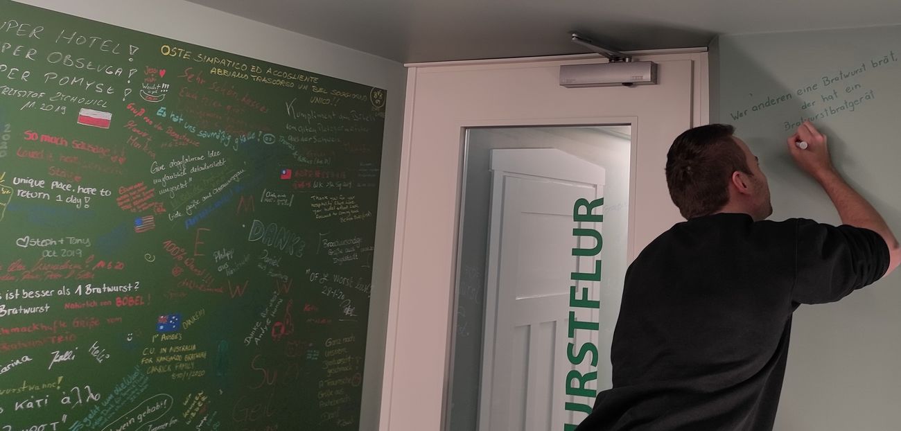 Gästewand im BRATWURSThotel - richtig dekorativ