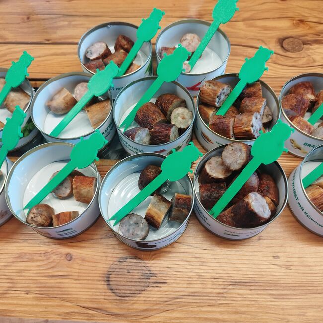 Zur stilechten Präsentation in WURSTdosen gefüllt: Frühstück im BRATWURSThotel