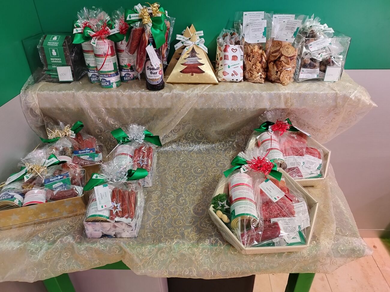 Tisch mit herzhaften Geschenkideen - umdieWurst.de