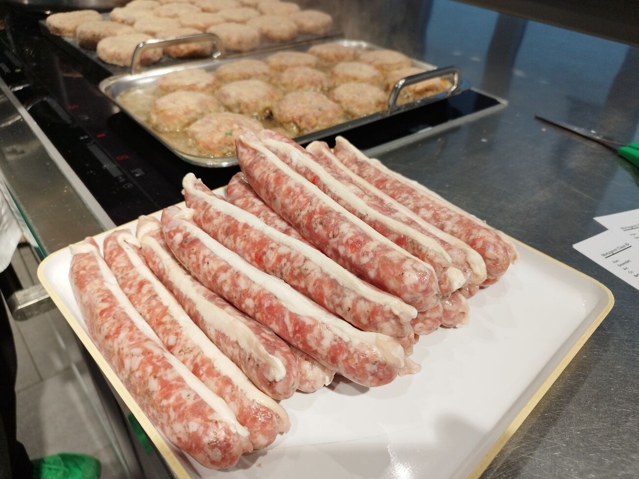 BRATWURST vor der Pfanne voll mit Fleischküchle - umdieWurst.de